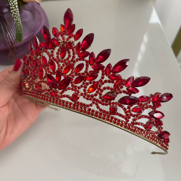 Crown - Picture 4 of 6